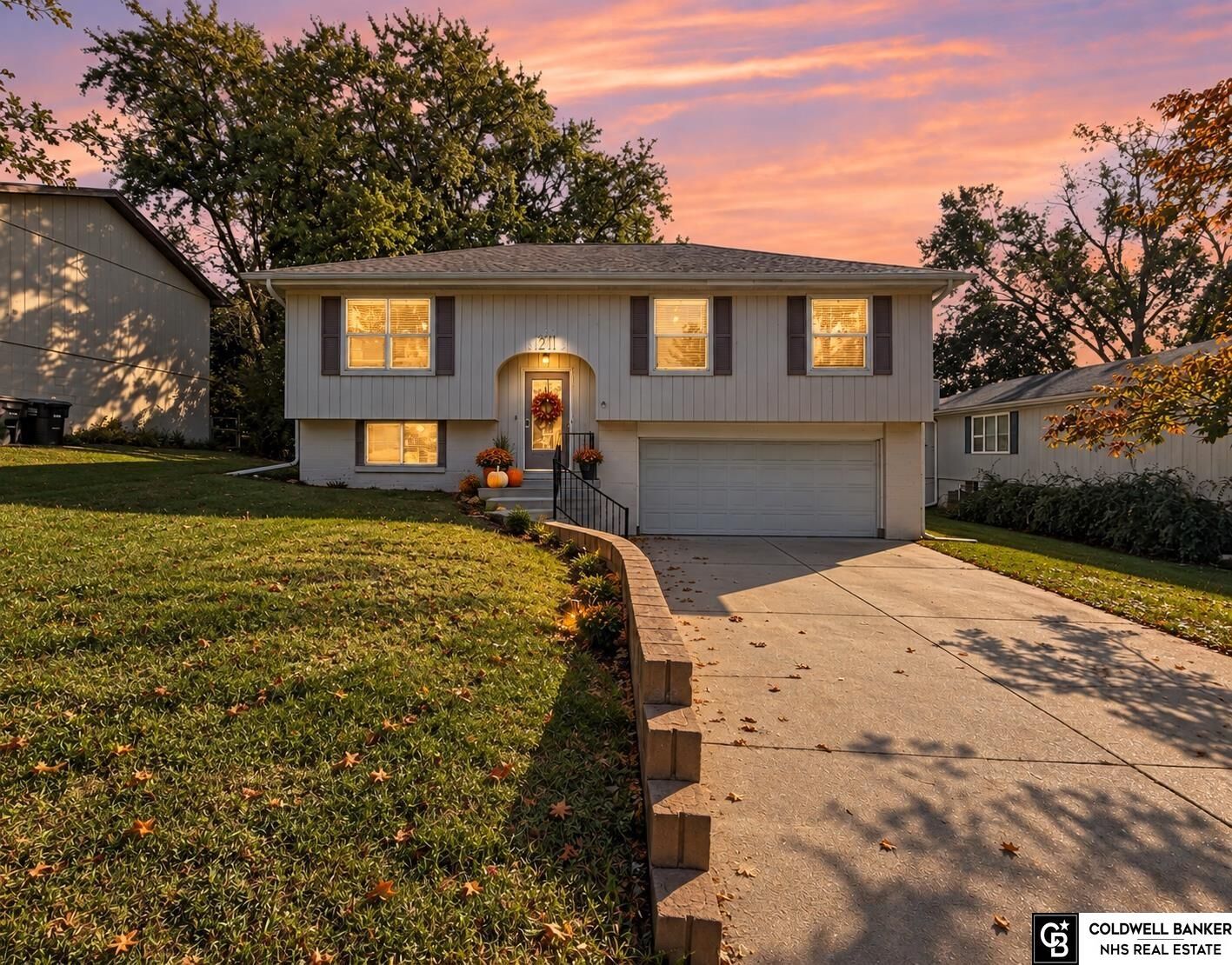 Property Photo: 1711 N 105 Street NE 68114