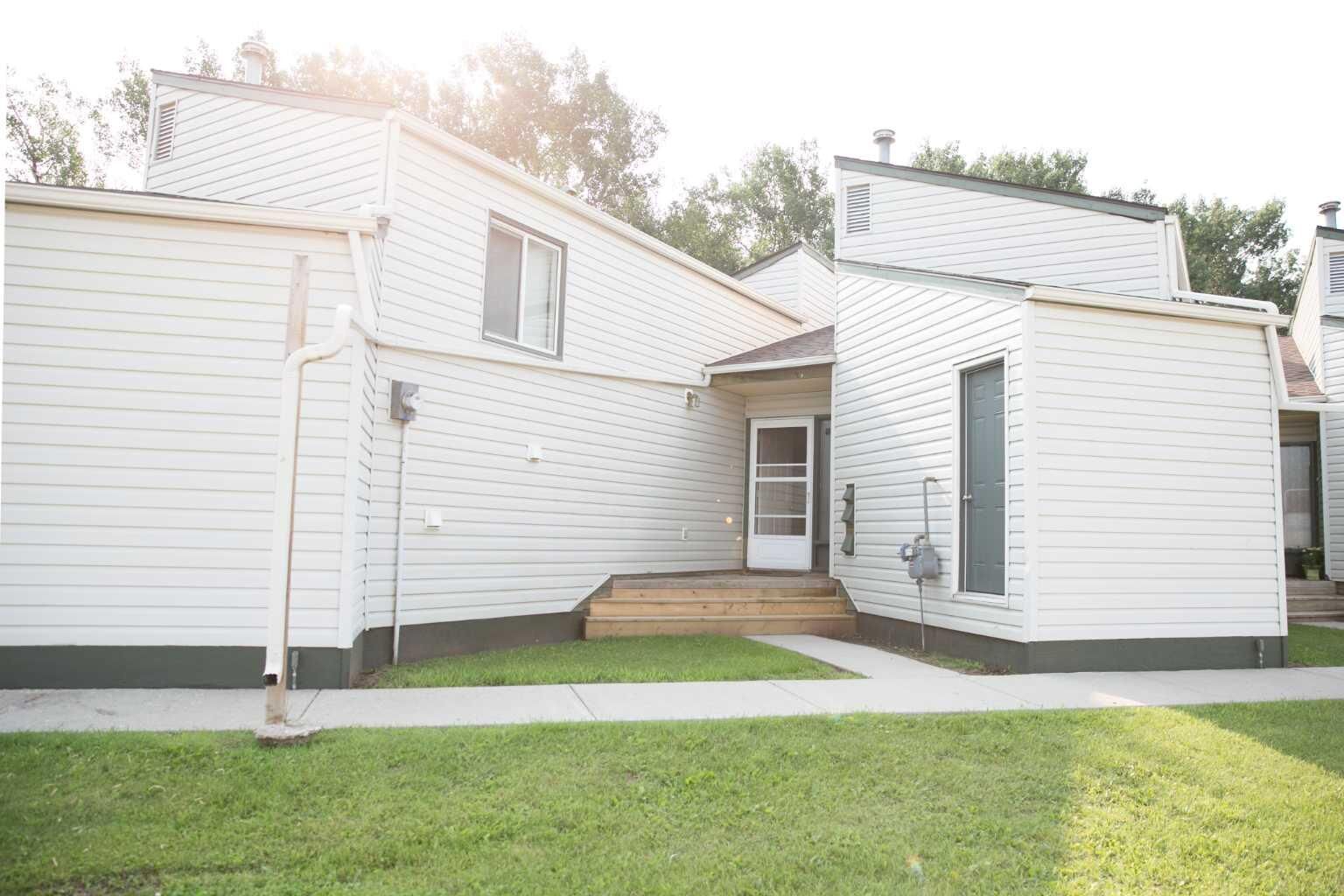 Property Photo:  8205 98 Street 5  AB T8S 1A2 