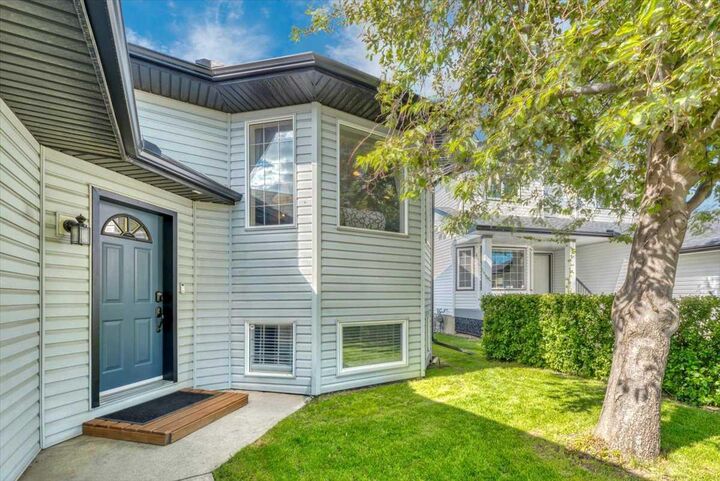 Property Photo:  9 Madison Court  AB T1P 1M5 