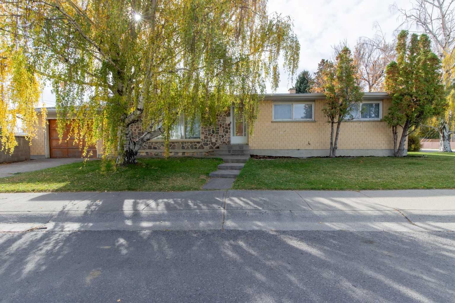 Property Photo:  2504 7 Avenue N  AB T1H 0Z4 