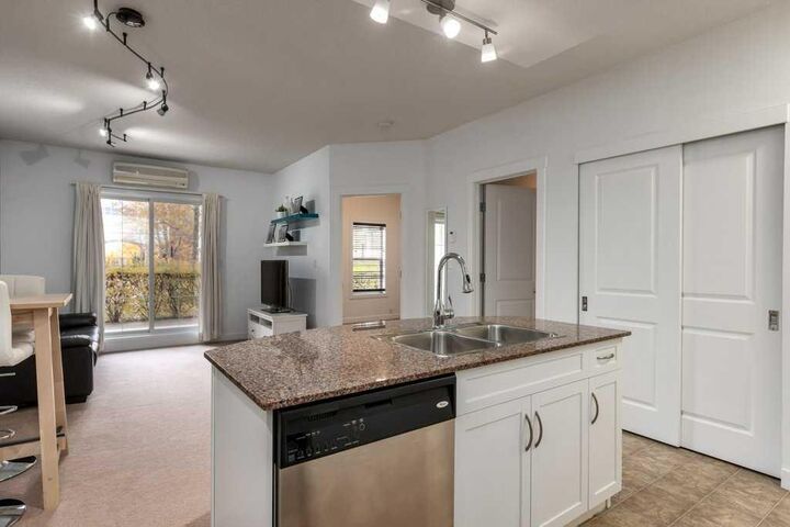 Property Photo:  5605 Henwood Street SW 1302  AB T3E 7R2 
