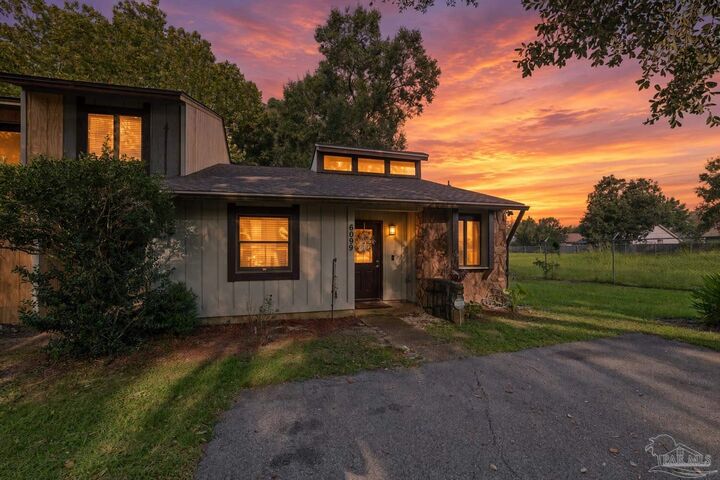 Property Photo: 6099 Hilburn Rd FL 32504