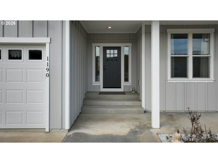 Property Photo: 1190 SE Bugle Ave OR 97146
