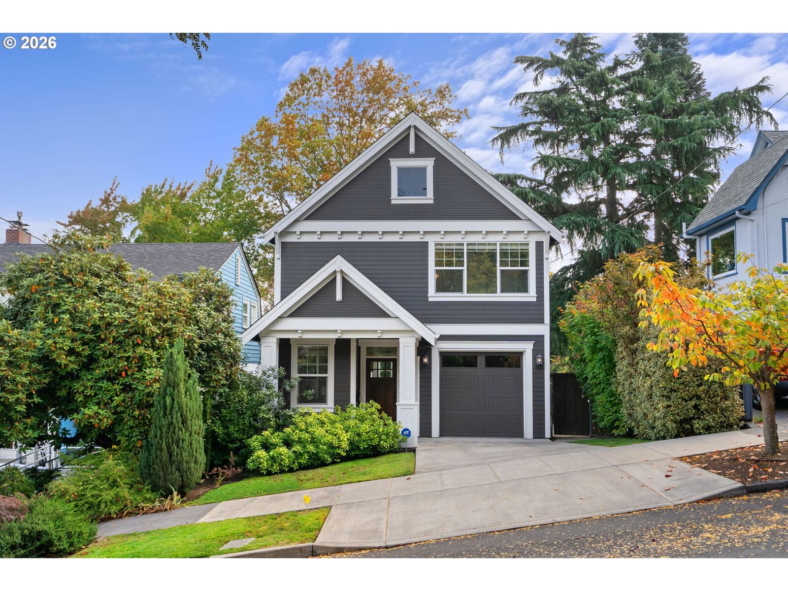 Property Photo:  26 SE 69th Ave  OR 97215 