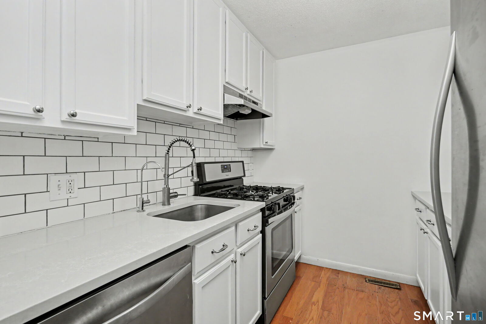 Property Photo:  2 Redwood Lane 2  CT 06877 