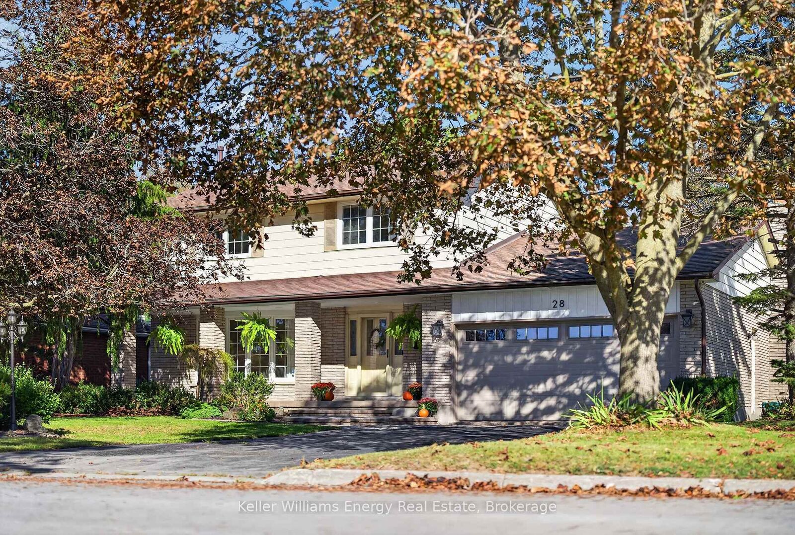 Property Photo:  28 Briarwood Crescent  ON K8N 5K9 