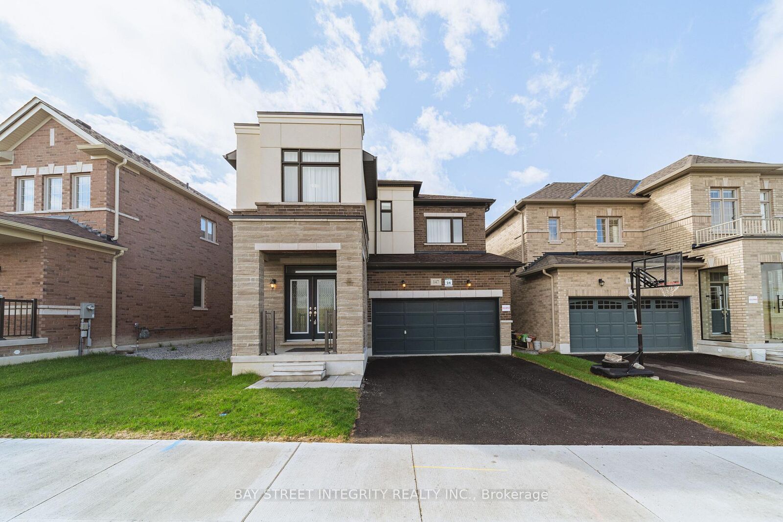 Property Photo: 147 Prairie Rose Drive ON L4S 0M9