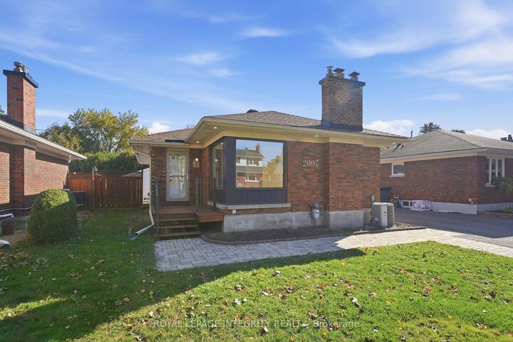 Property Photo:  2007 Dorval Avenue  ON K1G 2N6 