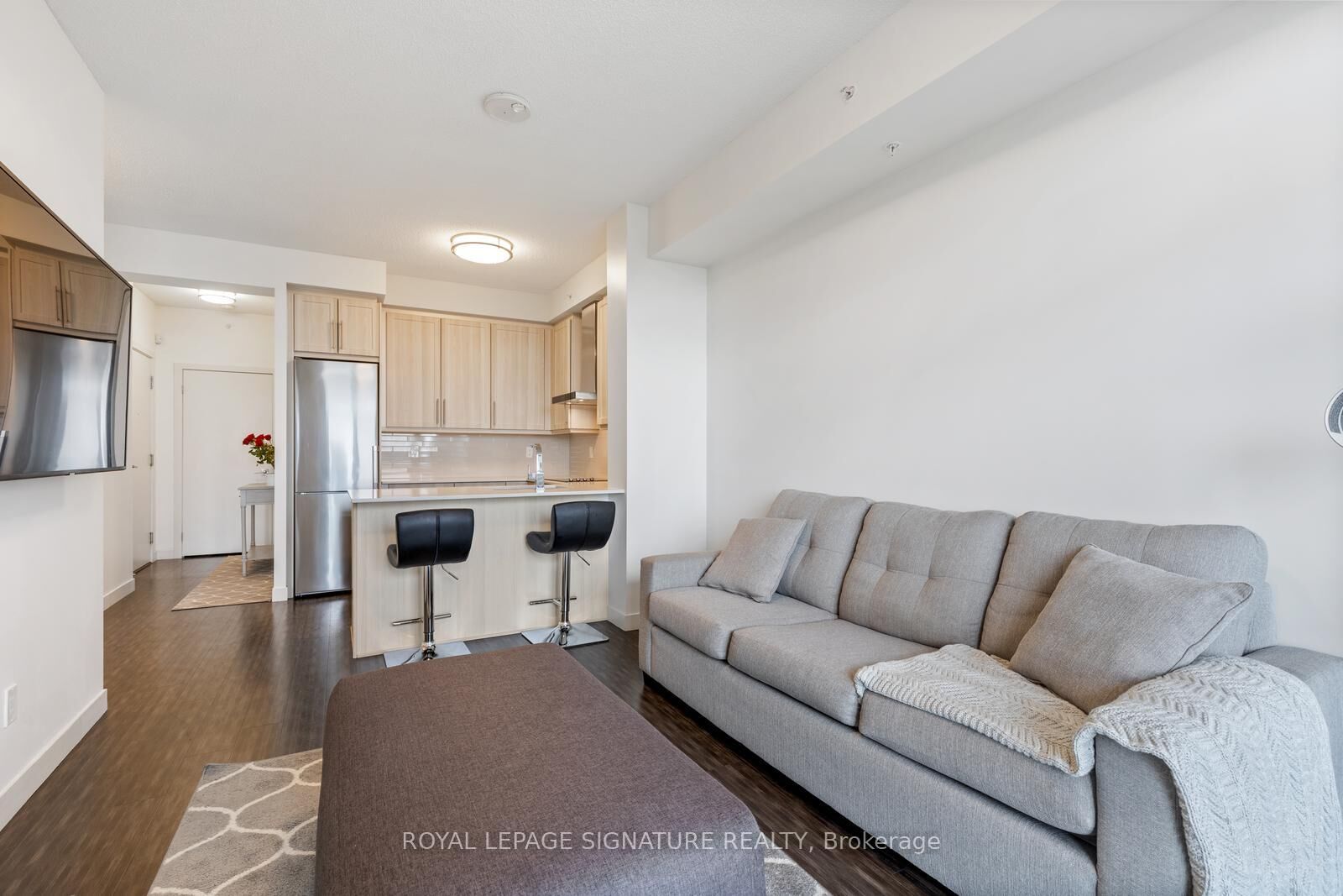 Property Photo: 2093 Fairview Street 1606 ON L7R 0E6