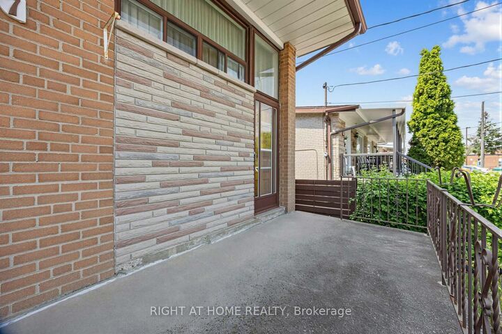 Property Photo:  7 Daystrom Drive  ON M9M 2A8 