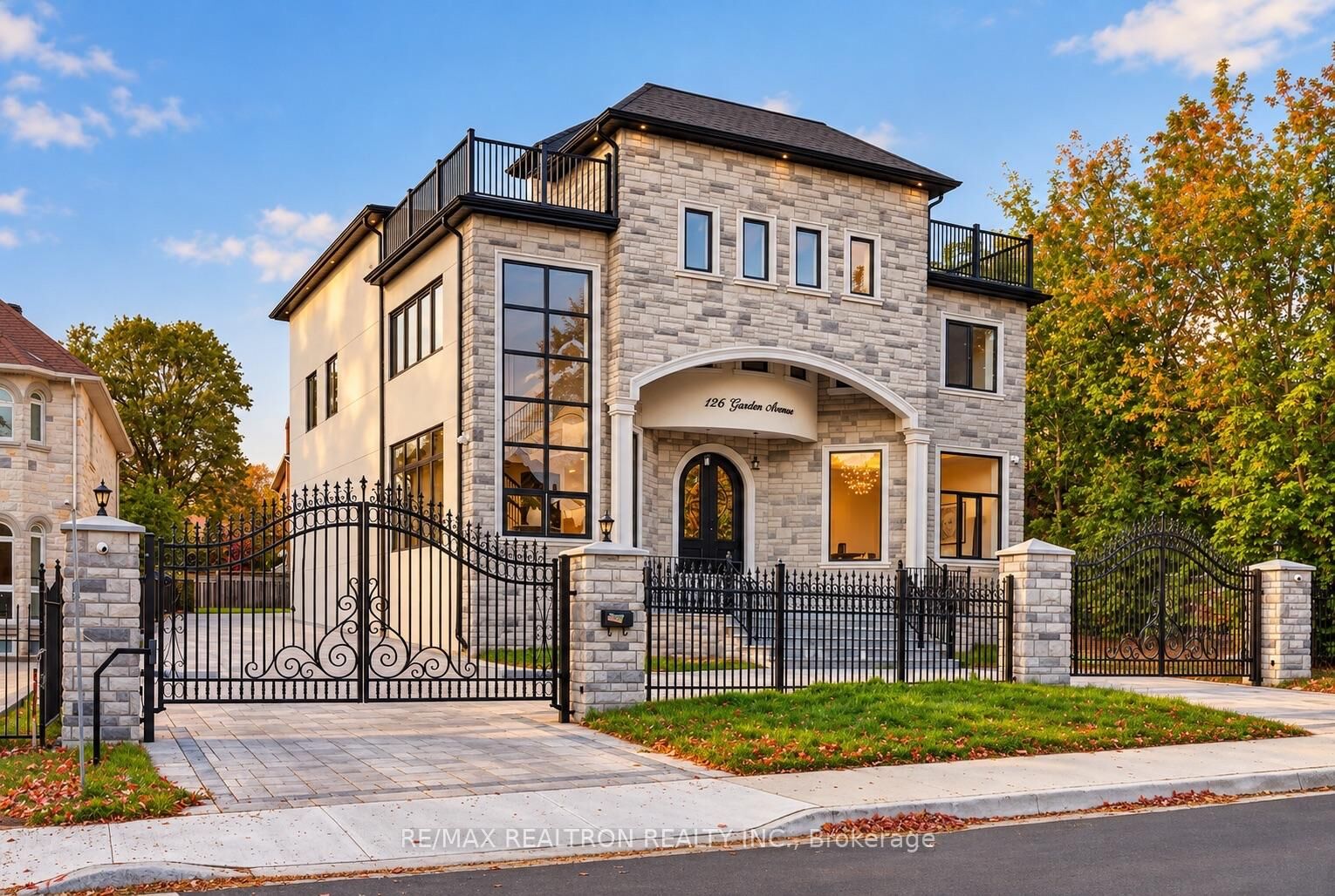Property Photo:  126 Garden Avenue  ON L4C 6M1 