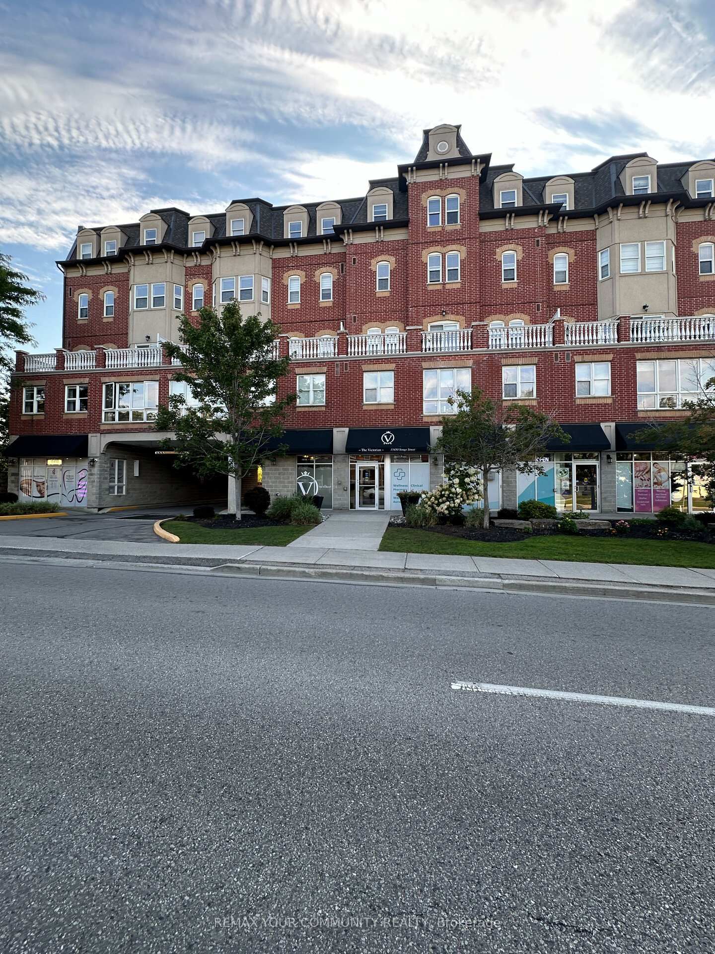Property Photo:  15450 Yonge Street 205  ON L4G 0K1 