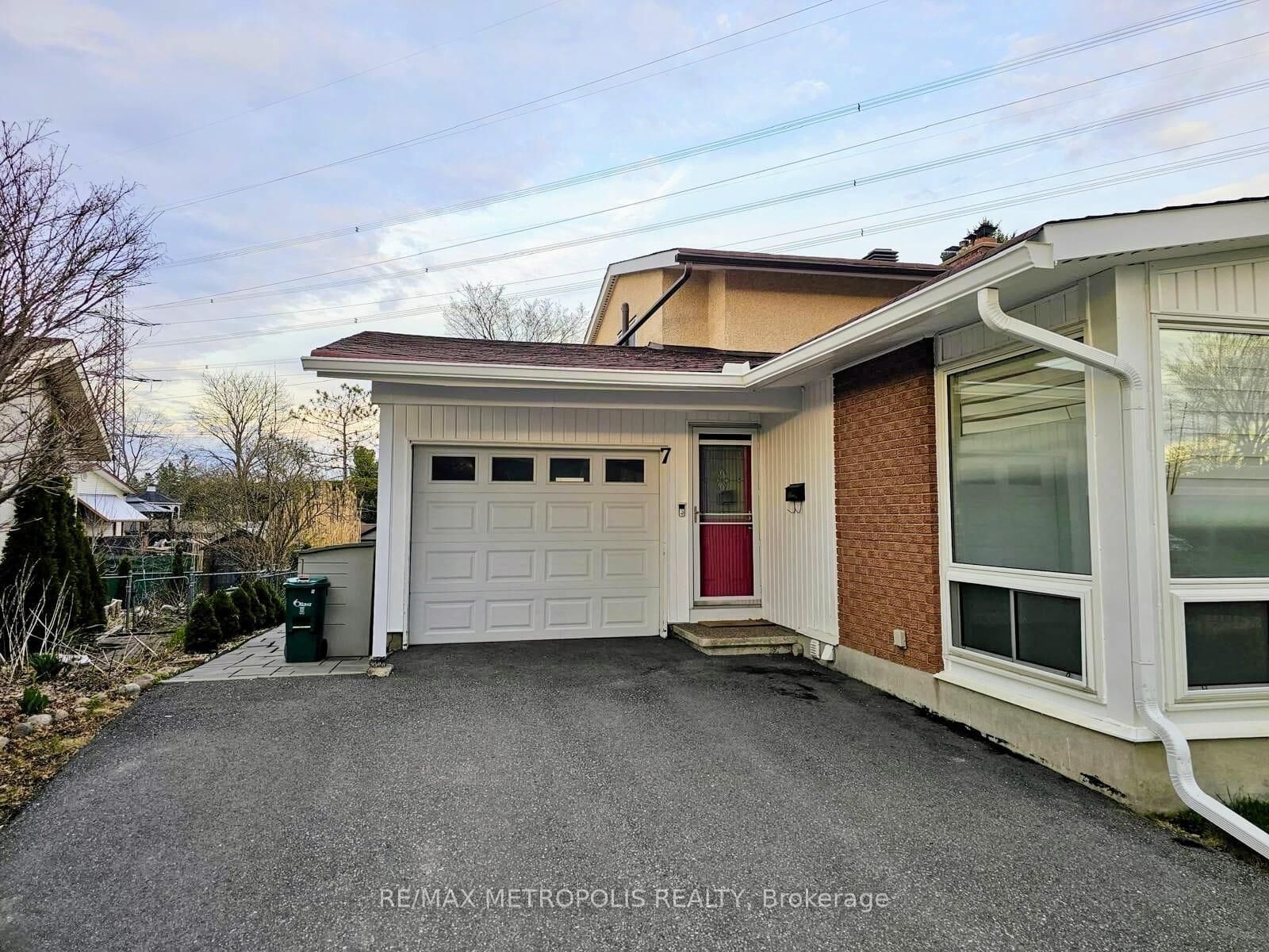 Property Photo:  7 Medhurst Drive Bsmt  ON K2G 3X7 