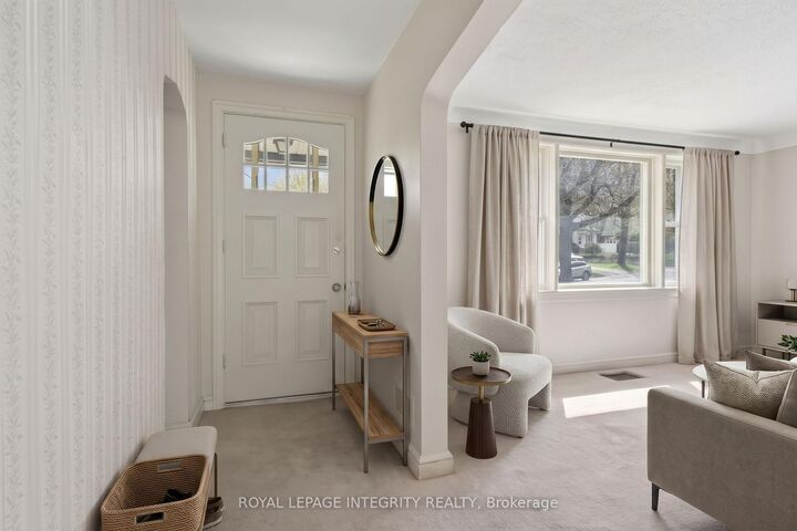Property Photo: 1442 Cavendish Road ON K1H 6C3