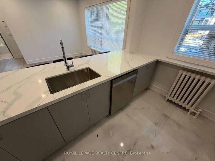 Property Photo:  342 Lakeshore Road W 6  ON L5H 1H1 
