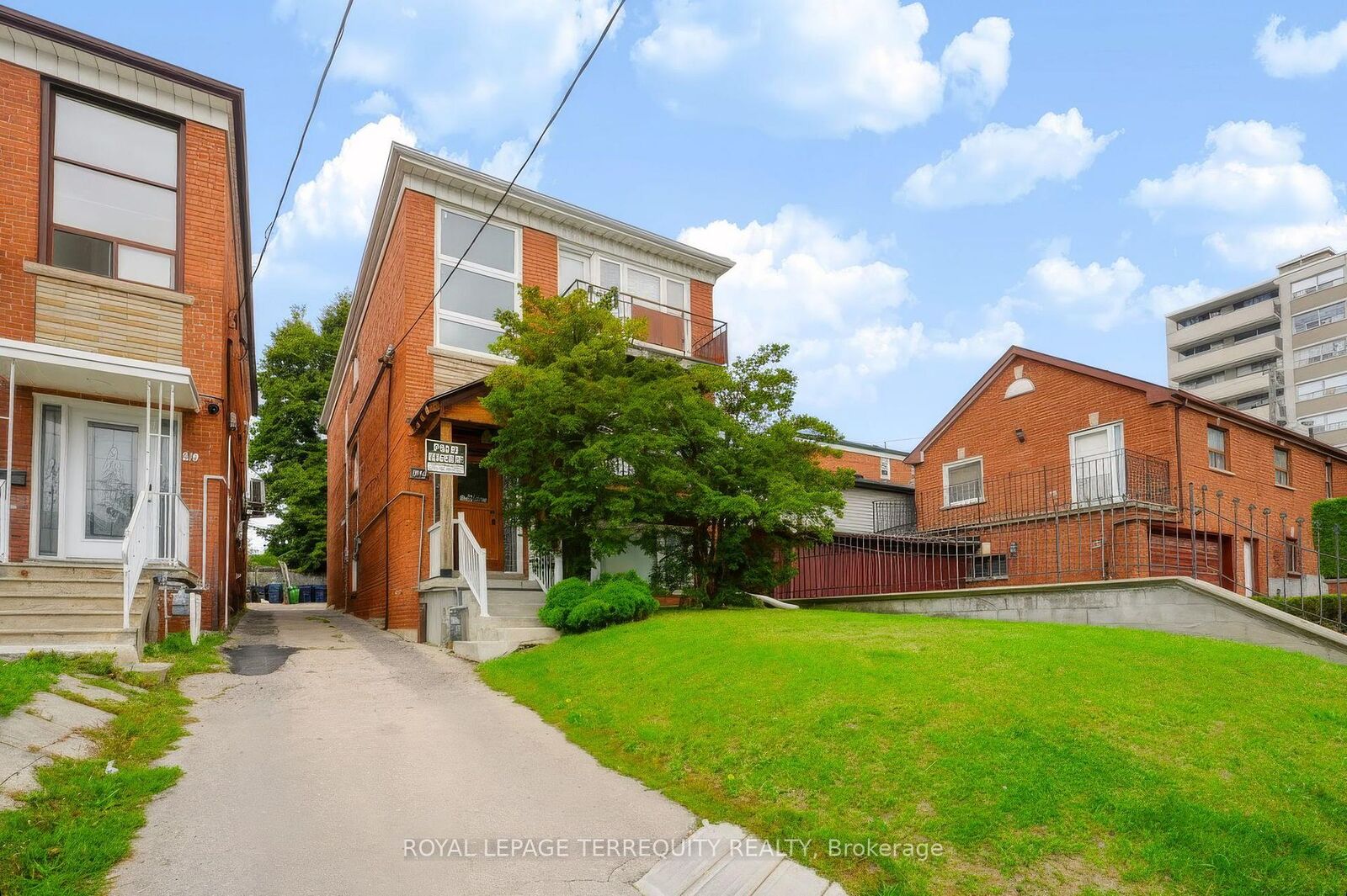 Property Photo:  32 Dynevor Road Upper  ON M6E 3X1 
