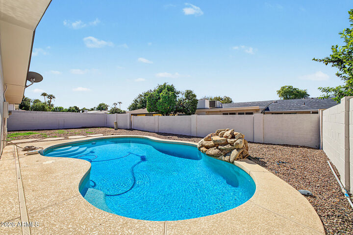 Property Photo:  930 S Roslyn Place  AZ 85208 