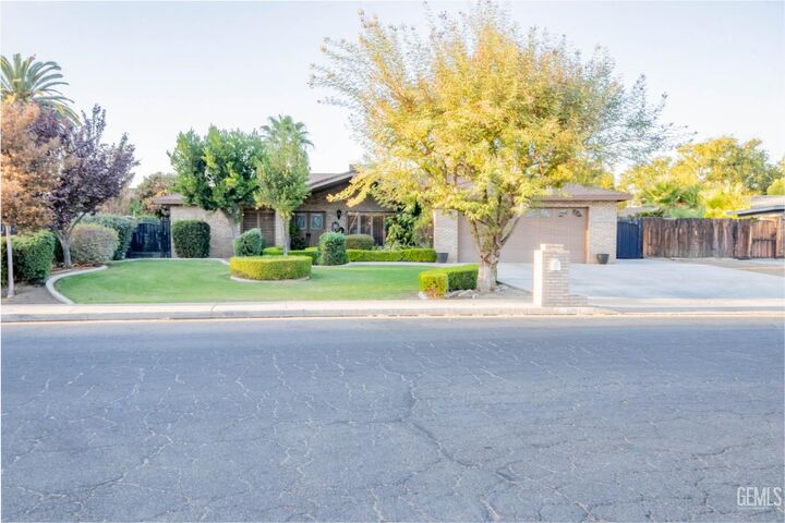 Property Photo: 6904 Quailwood Drive CA 93309