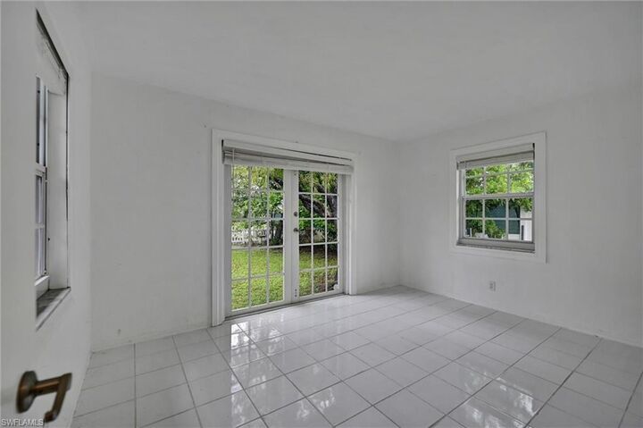 Property Photo: 626 Rudder Rd FL 34102