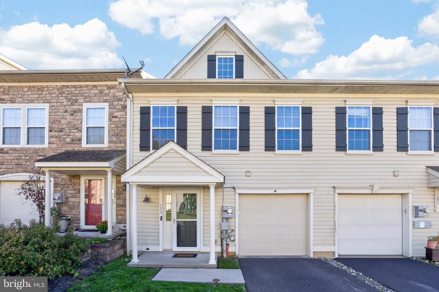 Property Photo:  125 Red Oak Ct Court  PA 19344 