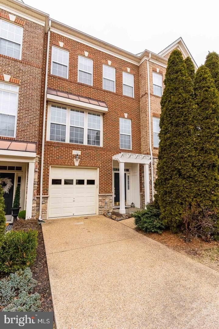 Property Photo:  21927 Windy Oaks Square  VA 20148 