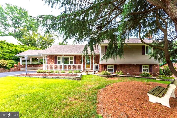 Property Photo: 305 Ridgemore St VA 22405