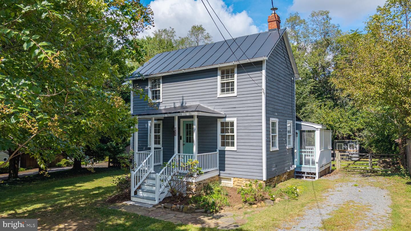 Property Photo: 211 E G Street VA 20132
