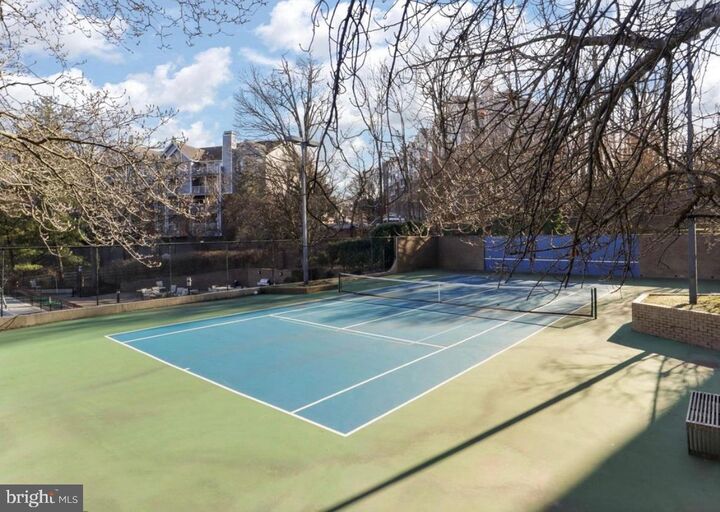 Property Photo:  5500 Holmes Run Pkwy Parkway 1004  VA 22304 