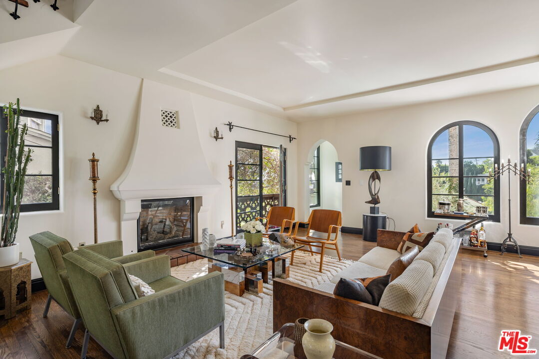 Property Photo:  3313 Descanso Dr  CA 90026 