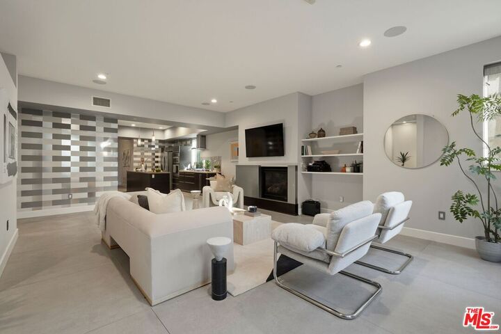 Property Photo: 1250 N Harper Ave, Unit 302 CA 90046