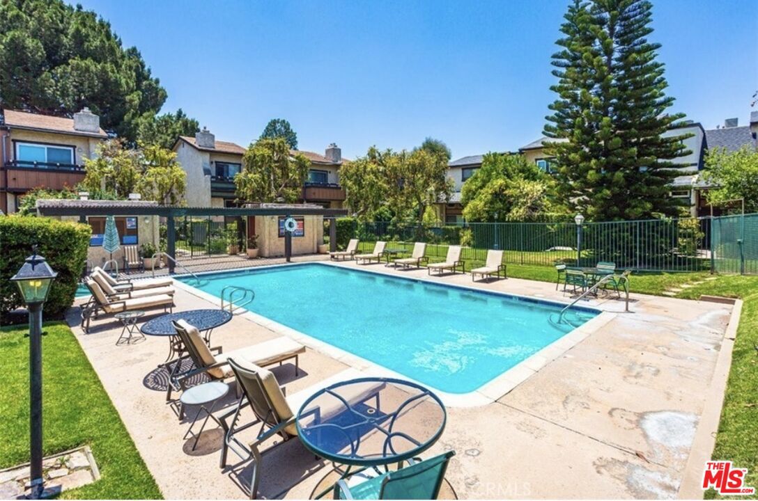 Property Photo:  13621 Valerio St, Unit D  CA 91405 