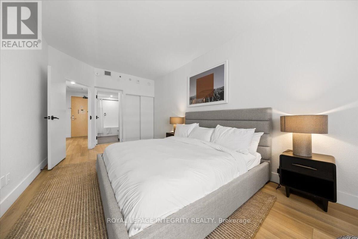 Property Photo:  161 Laurier Avenue West 1017  ON K1P 5J2 