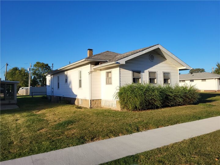 Property Photo: 404 Saint Louis Avenue IL 62401