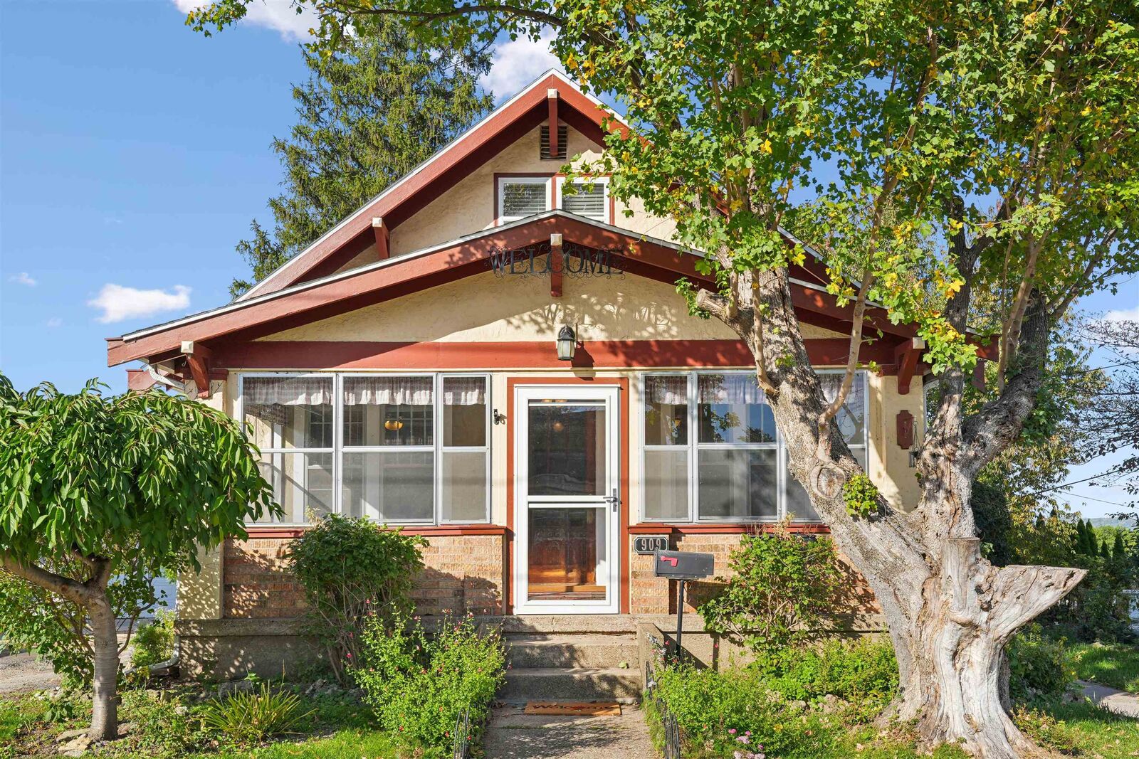 Property Photo:  909 Mount Loretta Ave  IA 52003 