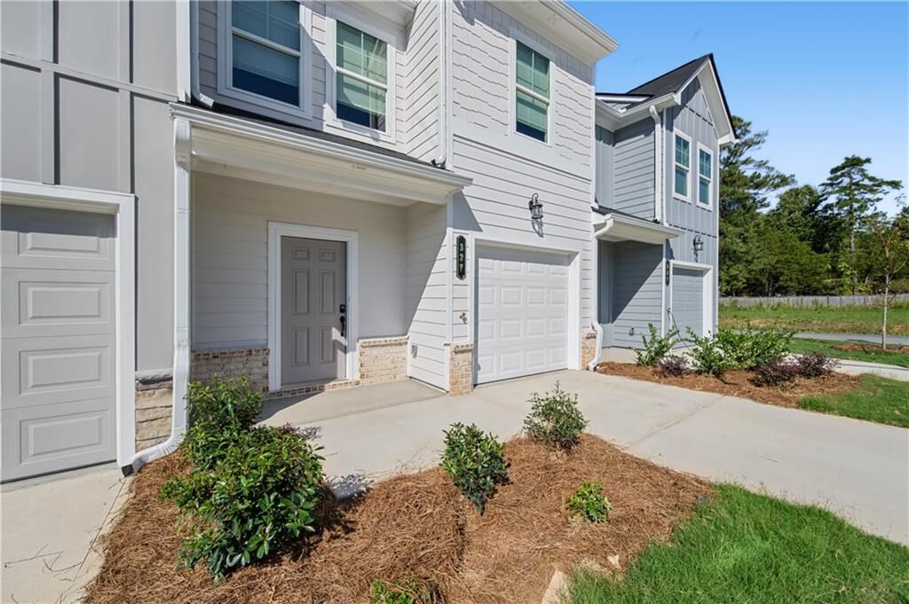 Property Photo: 327 Rollinggreen Road GA 30103