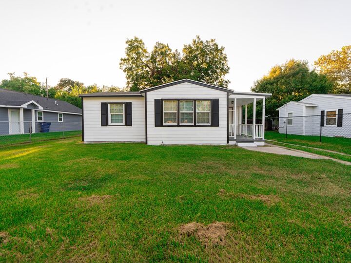 Property Photo:  1105 N 11th 1/2 Street N  TX 77590 