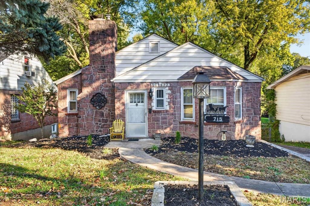 Property Photo: 715 E Jackson Road MO 63119
