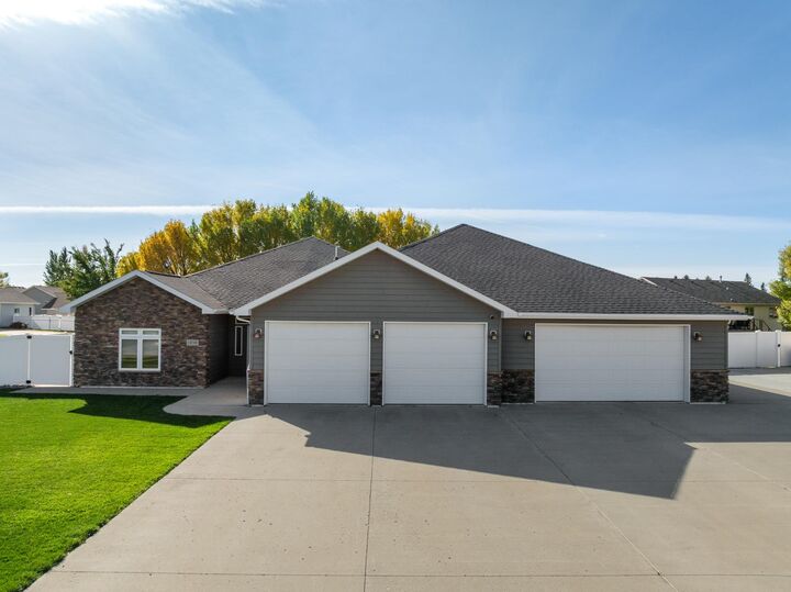 Property Photo:  1216 Hiawatha St. SE  ND 58701 