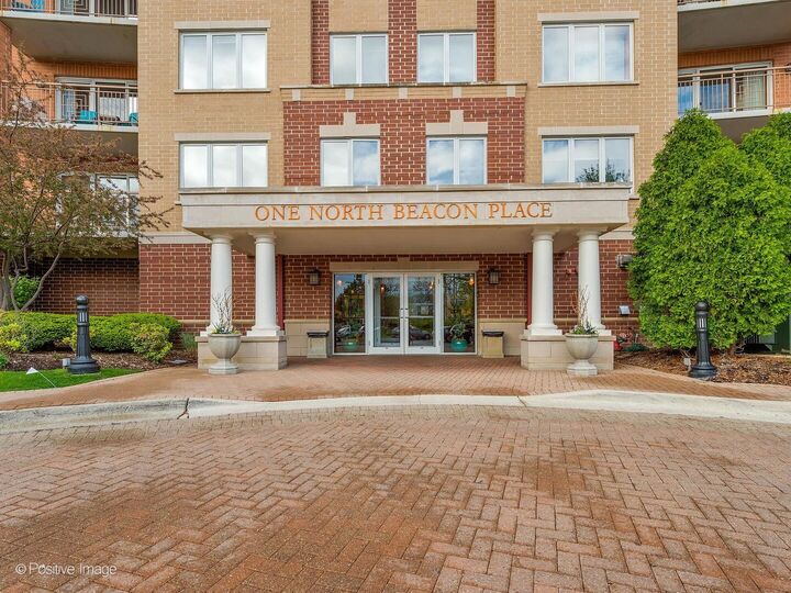 Property Photo: 1 N Beacon Place 404 IL 60525