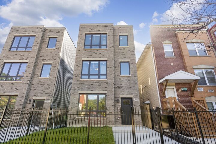 Property Photo:  2949 W Wilcox Street  IL 60612 