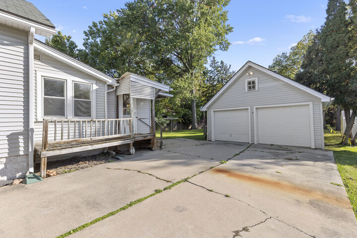 Property Photo: 408 Daisyfield Road IL 61102