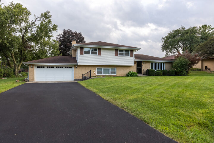 Property Photo: 6121 James Street IL 60477