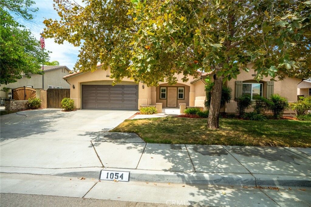 Property Photo: 1054 Waterleaf CA 92582