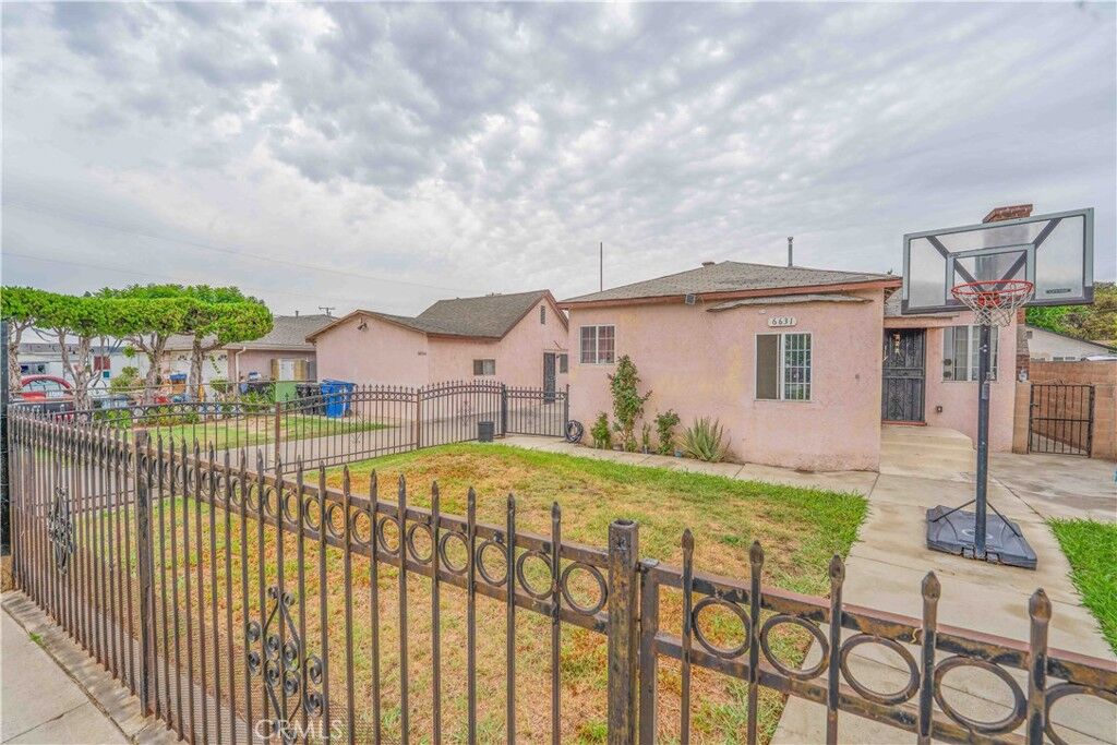Property Photo:  6631 El Selinda Avenue  CA 90201 