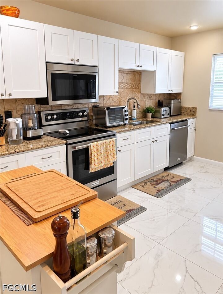 Property Photo: 6952 Winkler Road FL 33919
