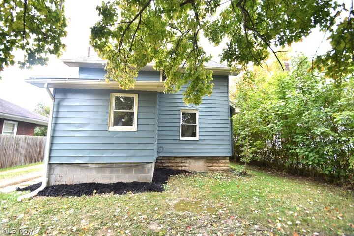 Property Photo:  637 Woodbine Avenue SE  OH 44483 
