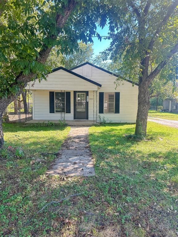 Property Photo: 304 N Neches Street TX 76692