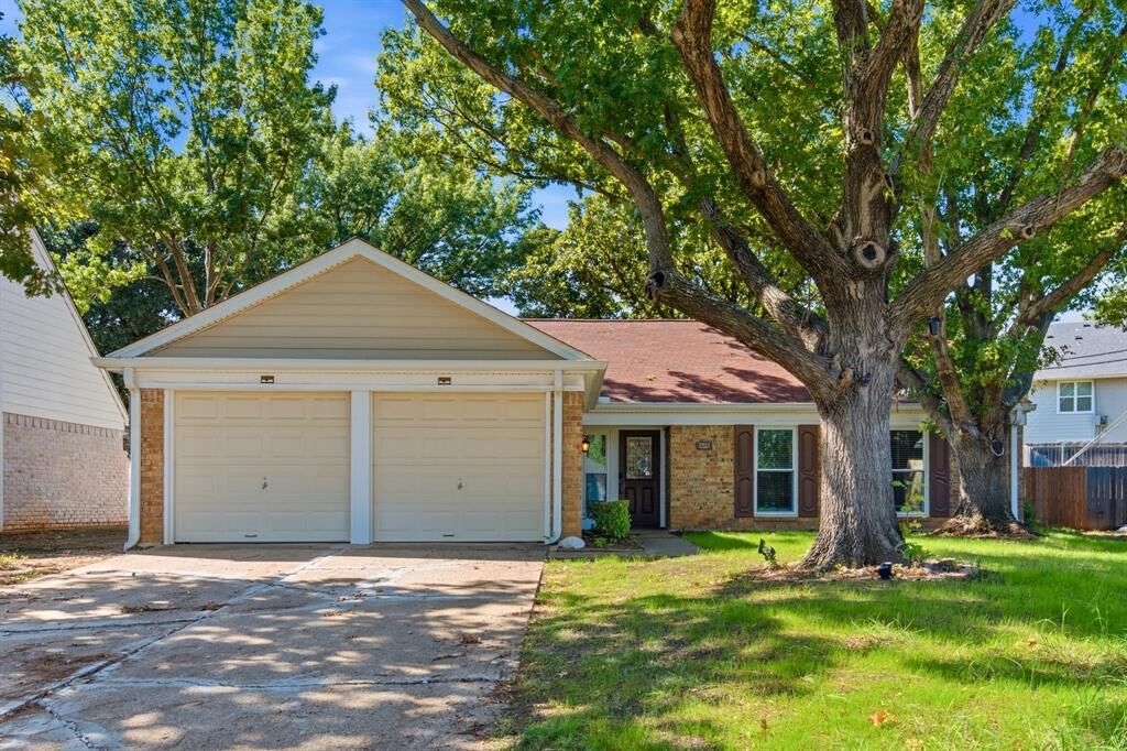 Property Photo: 1933 Pin Oak Drive TX 75028