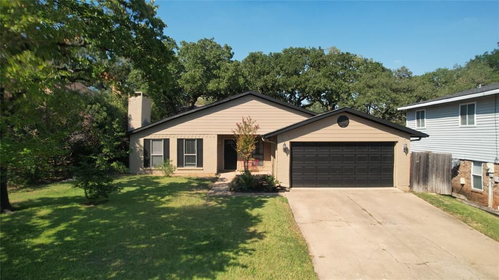 Property Photo:  2813 Meandering Way  TX 76021 