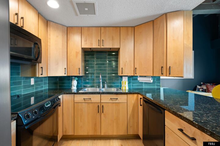 Property Photo:  312 S 16th Street 1005  NE 68102 
